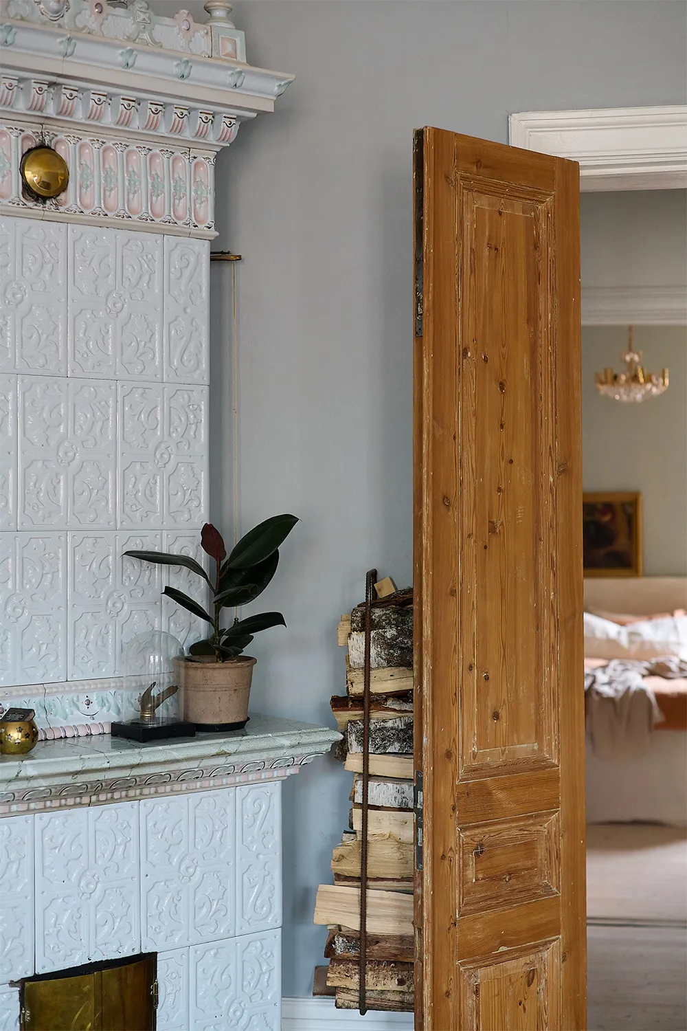 Просторна шведська квартира з синім диваном і винтажними деталями - Gallery image 14