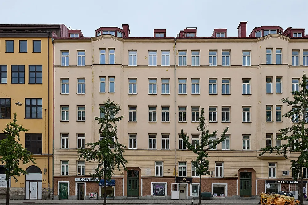 Просторна шведська квартира з синім диваном і винтажними деталями - Gallery image 29