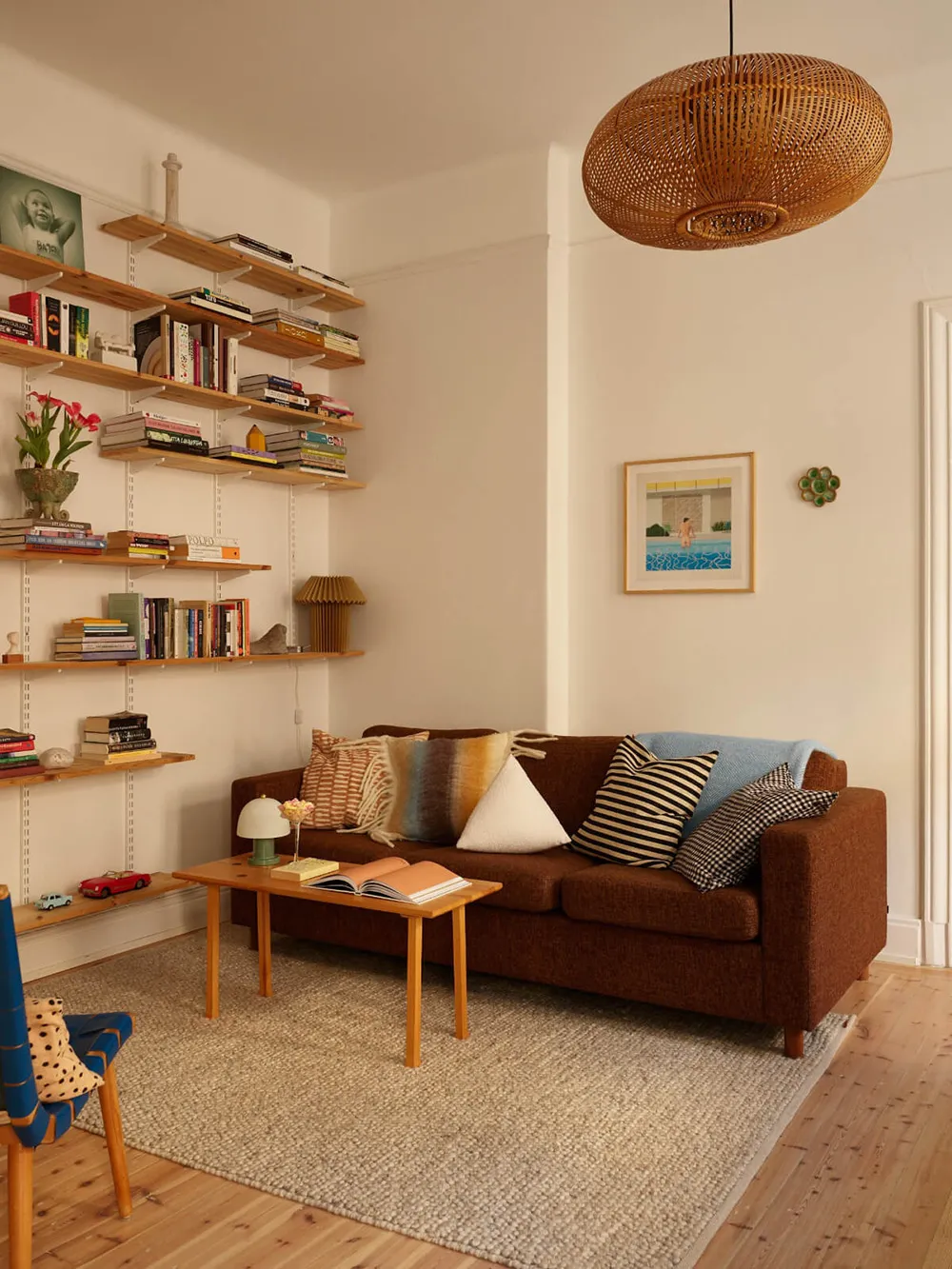 Естественный свет и яркие детали в интерьере небольшой скандинавской квартиры (58 кв. м) - Gallery image 1