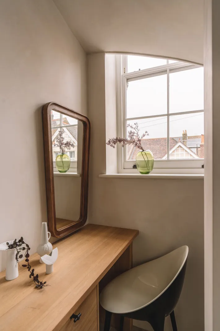 Earthy tones and minimalist design: apartment in a former school in England - Gallery image 17