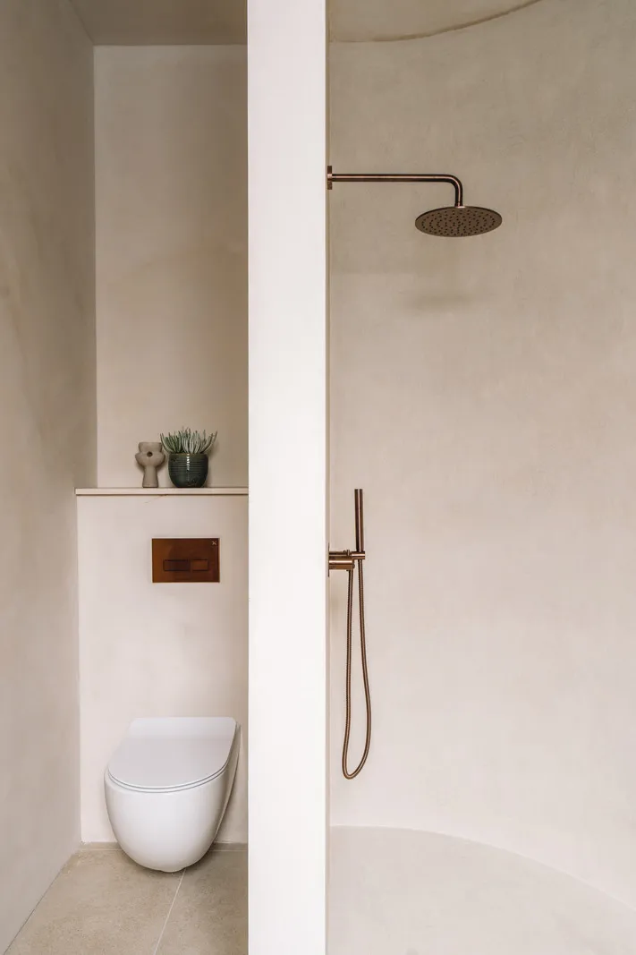 Earthy tones and minimalist design: apartment in a former school in England - Gallery image 15