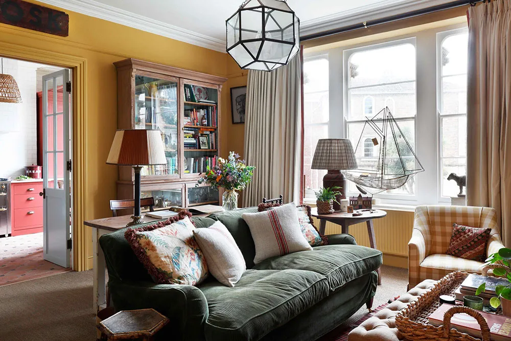 Interior acogedor de un diseñador inglés con una gran cantidad de hermoso decorado - Gallery image 2