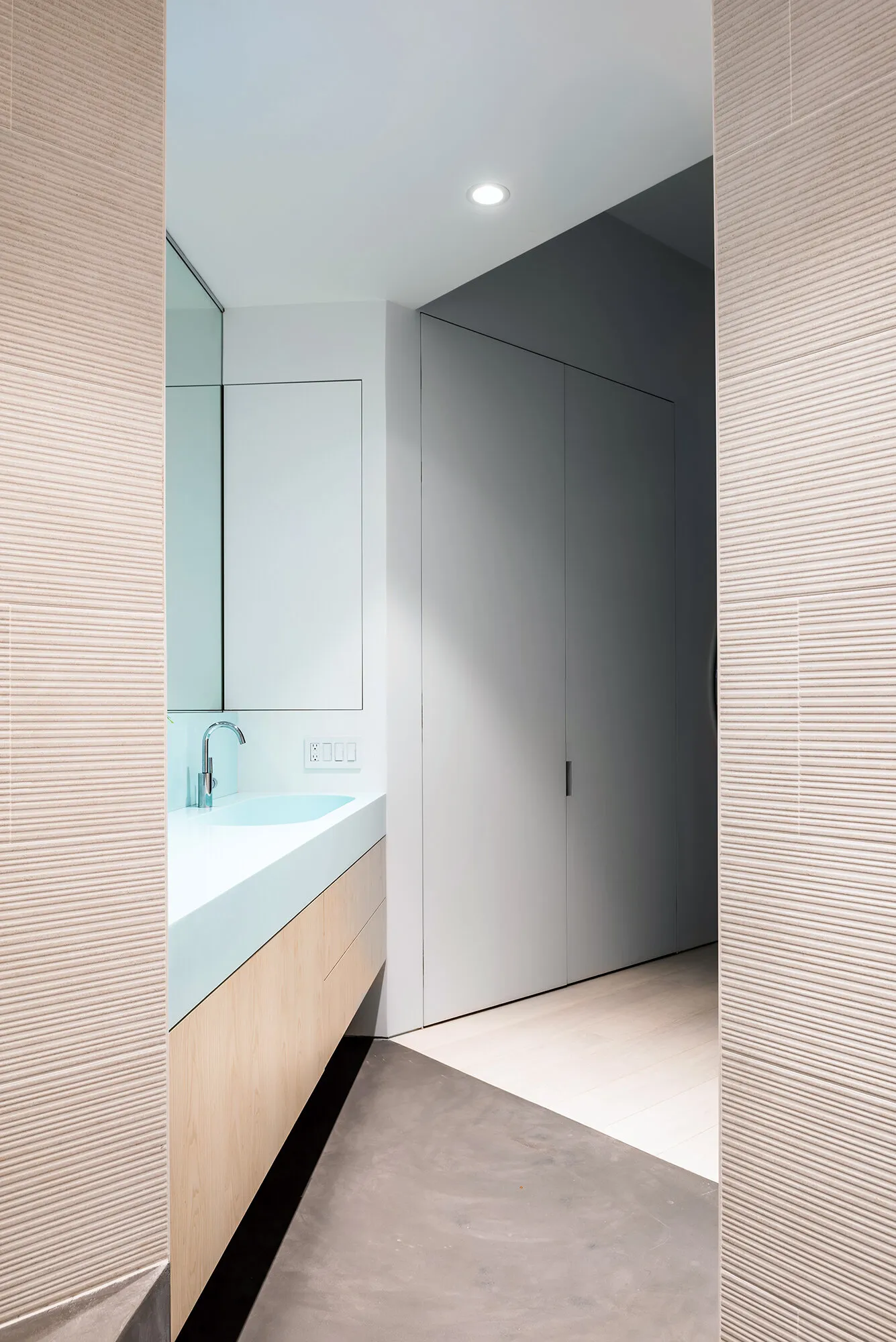 Светлый лофт с красочными постерами на Бродвее - Gallery image 16