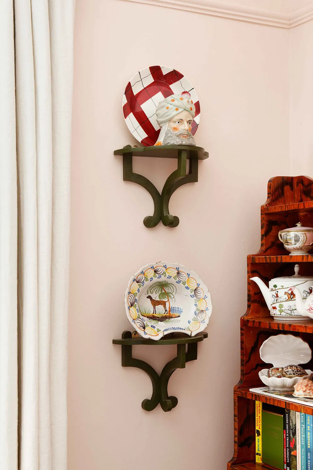 Interior acogedor de un diseñador inglés con una gran cantidad de hermoso decorado - Gallery image 13