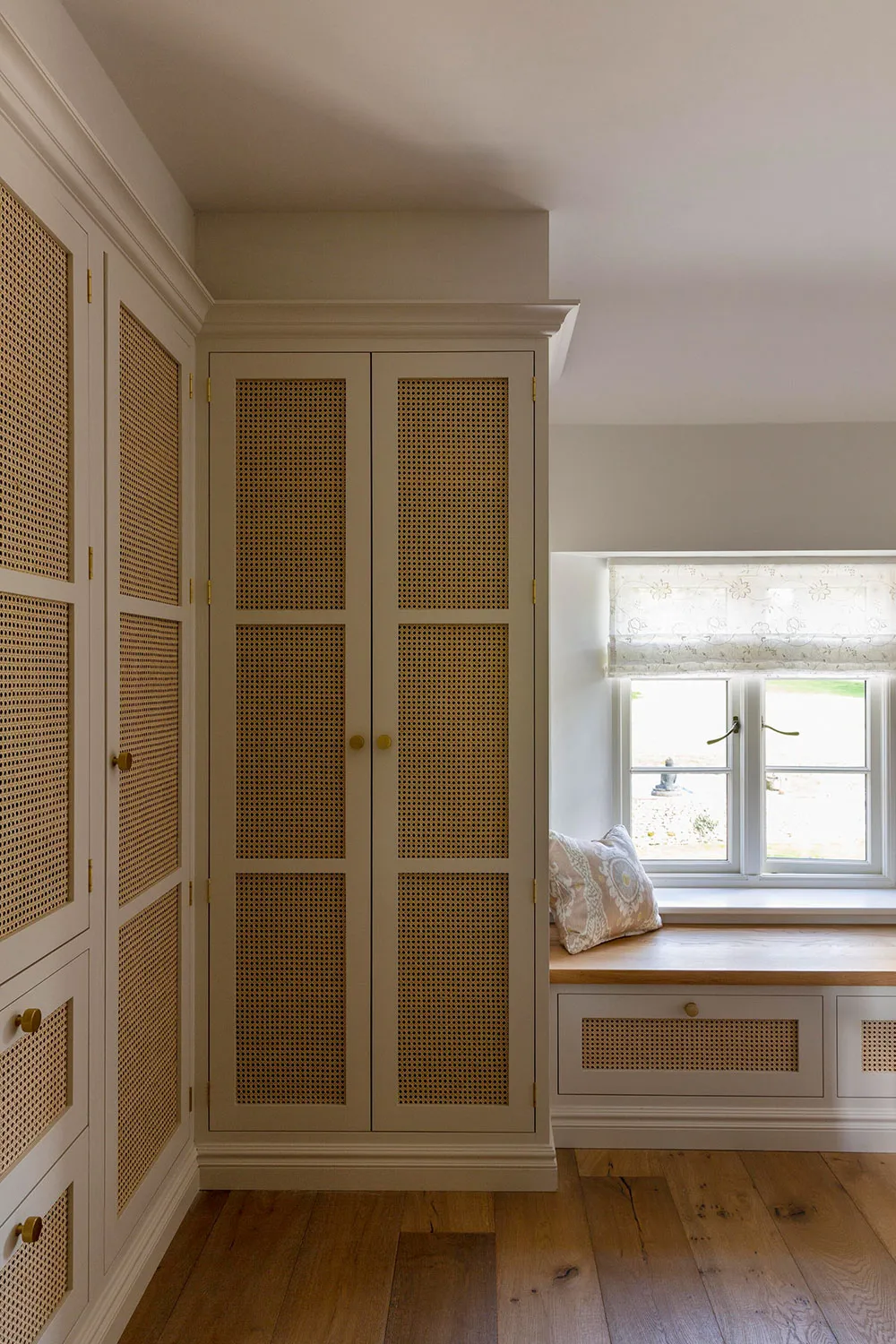 Green Accents in the Design of a Traditional Farmhouse in Southwest England - Gallery image 23