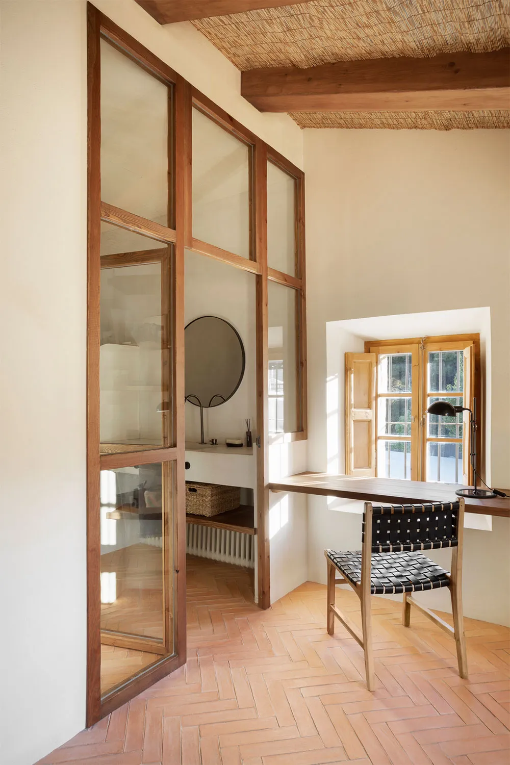 Interiores soleados y estilo atemporal: casa de verano en la costa de España - Gallery image 25