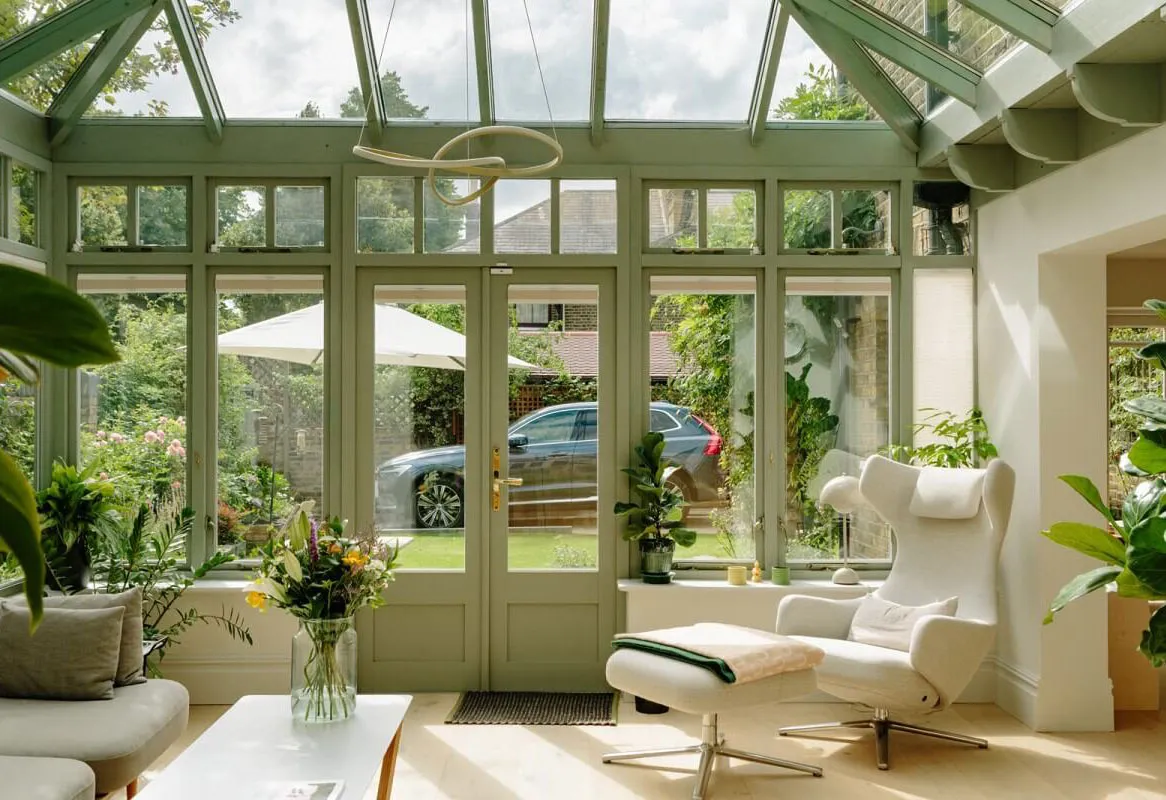 Grüne Wohnzimmer und Pfirsichfarbene Schlafzimmer: schöne Farben im Design eines Hauses in London - 10