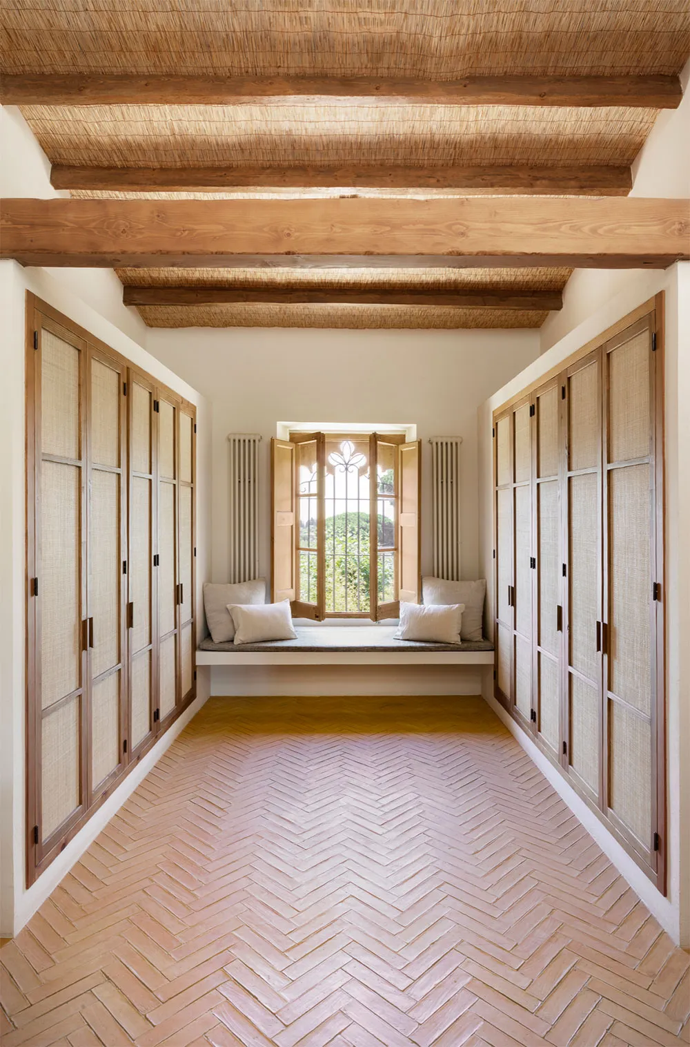 Interiores soleados y estilo atemporal: casa de verano en la costa de España - Gallery image 5