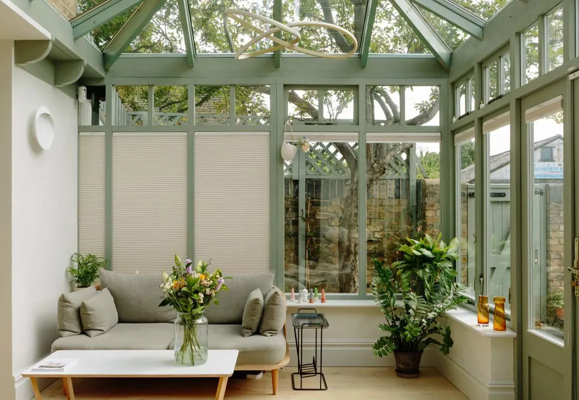 Grüne Wohnzimmer und Pfirsichfarbene Schlafzimmer: schöne Farben im Design eines Hauses in London - 9