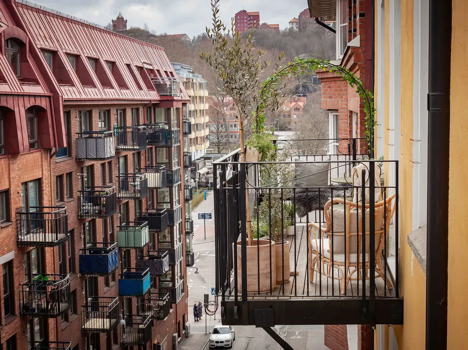 Charming Country Kitchen and Artist Studio: Beautiful Apartment in Gothenburg (82 sqm) - Gallery image 17