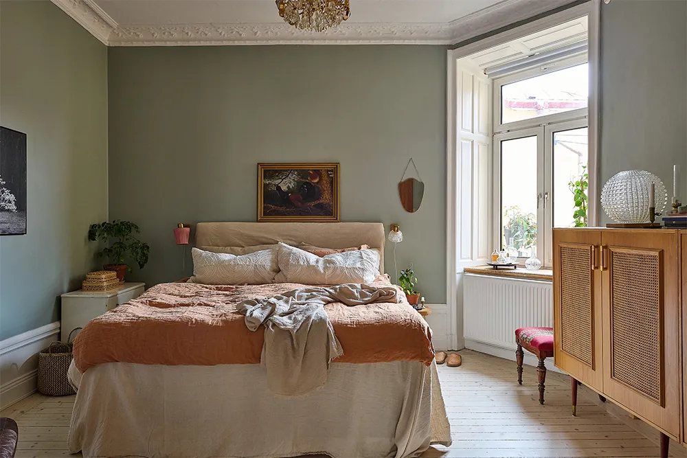 Просторна шведська квартира з синім диваном і винтажними деталями - Gallery image 15