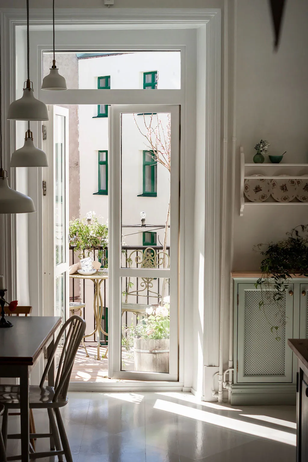 Charming Country Kitchen and Artist Studio: Beautiful Apartment in Gothenburg (82 sqm) - Gallery image 5