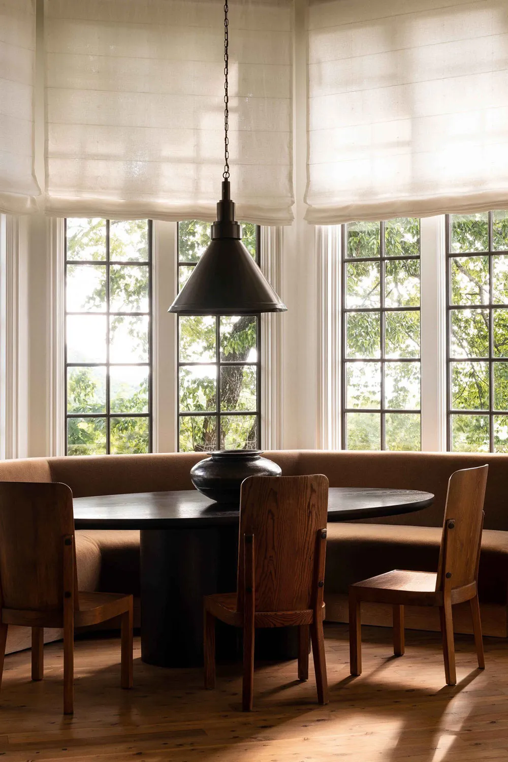 М’який сучасний інтер’єр із колекцією мистецьких виробів у Алабамі - Gallery image 9