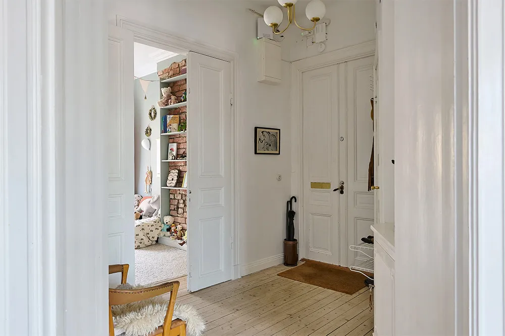 Просторна шведська квартира з синім диваном і винтажними деталями - Gallery image 20