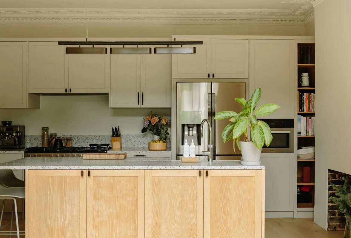 Grüne Wohnzimmer und Pfirsichfarbene Schlafzimmer: schöne Farben im Design eines Hauses in London - 6