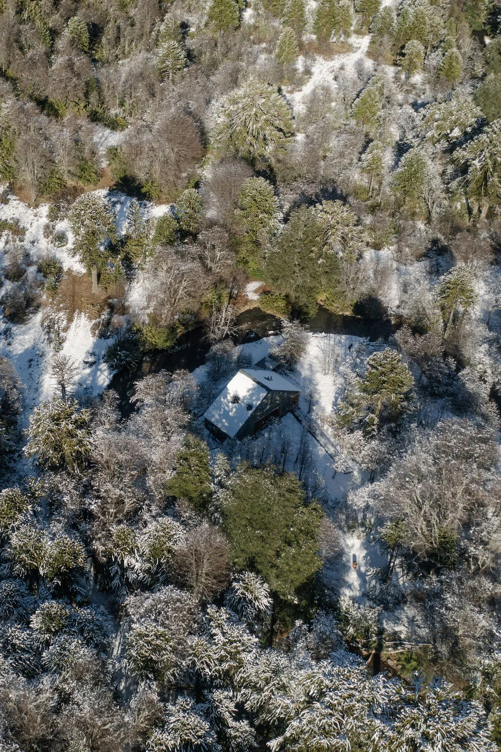 Modernes Shalé mitten im verschneiten Wald in Chile - Gallery image 21