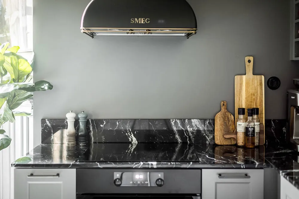 Style moderne d'intérieur gris pour une petite appartement de 39 m² avec salon passant - Gallery image 12