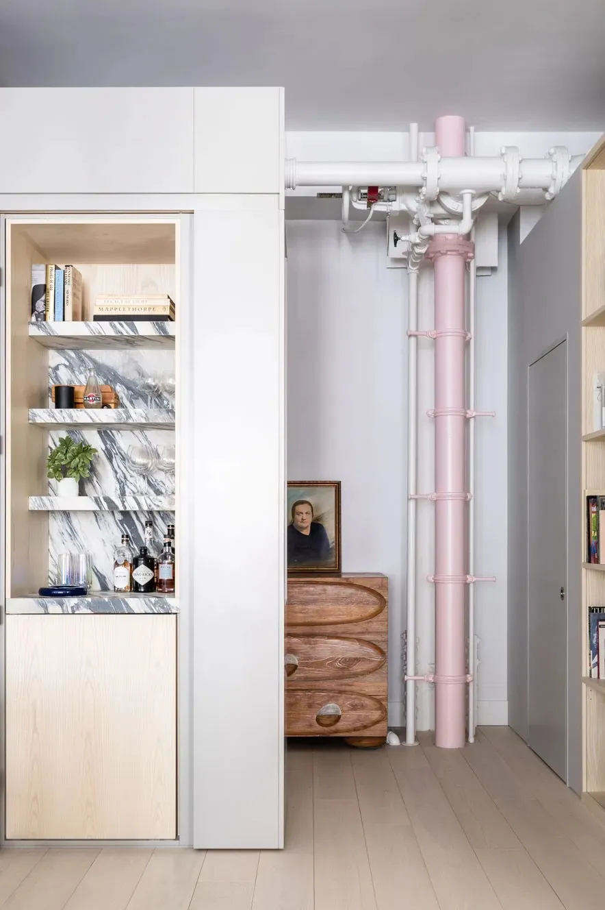 Светлый лофт с красочными постерами на Бродвее - Gallery image 6