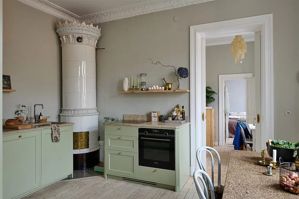 Просторна шведська квартира з синім диваном і винтажними деталями - Gallery image 6