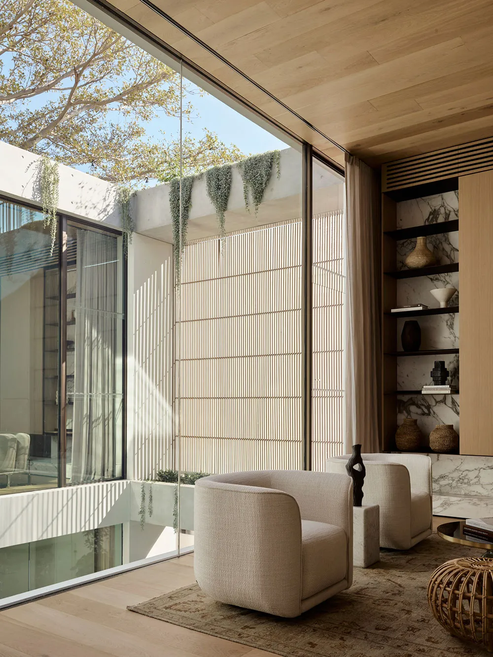 Conception moderne chaleureuse et élégante, baignant dans les rayons du soleil - Gallery image 16