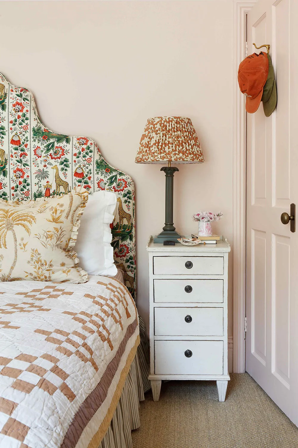 Interior acogedor de un diseñador inglés con una gran cantidad de hermoso decorado - Gallery image 15