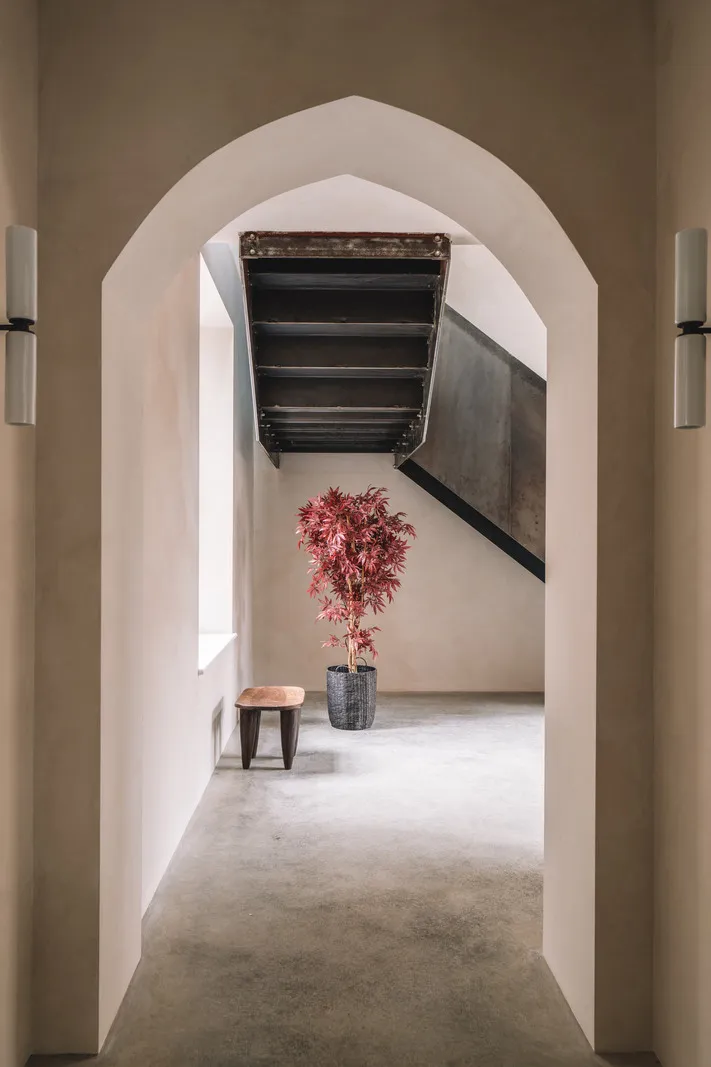 Earthy tones and minimalist design: apartment in a former school in England - Gallery image 13