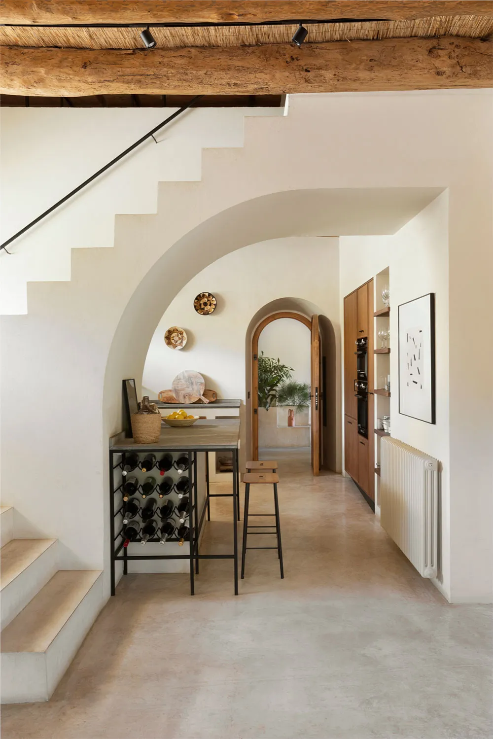 Interiores soleados y estilo atemporal: casa de verano en la costa de España - Gallery image 12