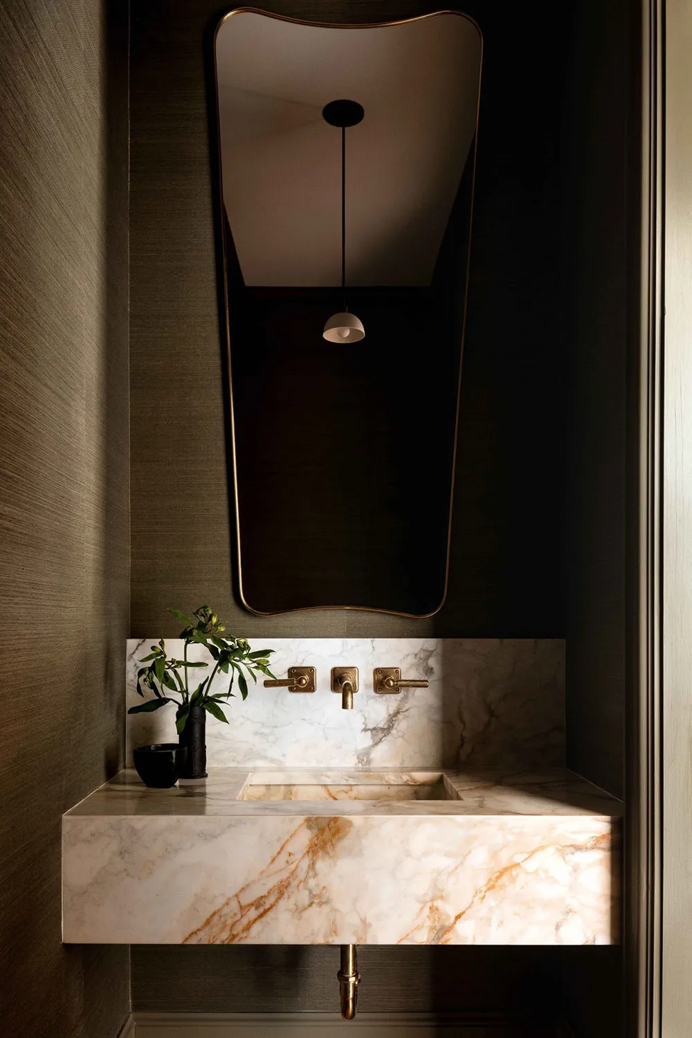 М’який сучасний інтер’єр із колекцією мистецьких виробів у Алабамі - Gallery image 13