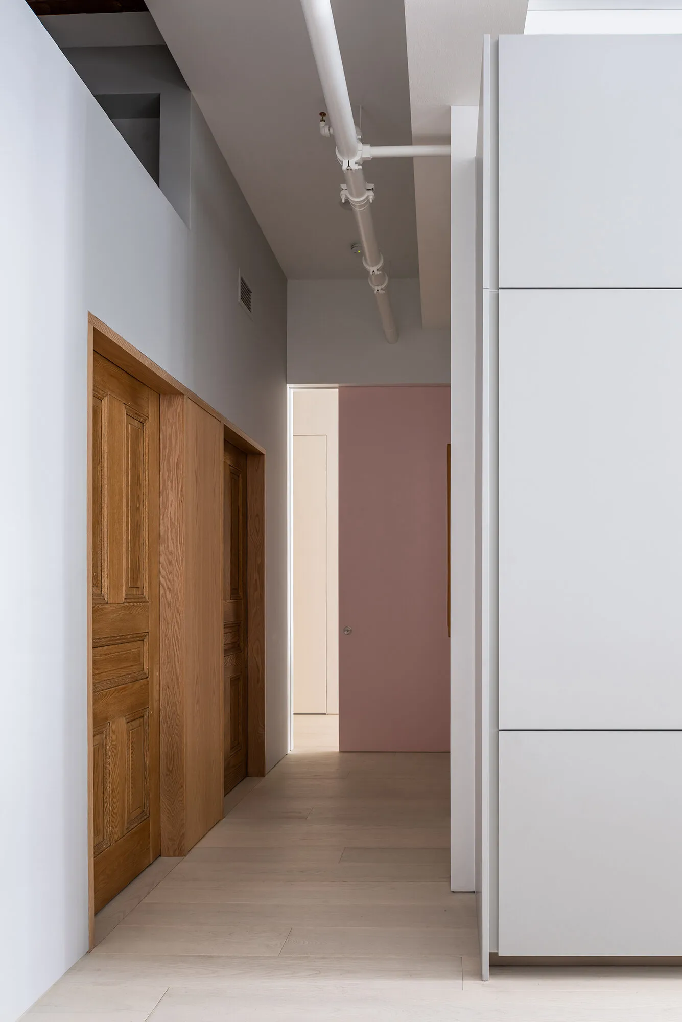 Светлый лофт с красочными постерами на Бродвее - Gallery image 14