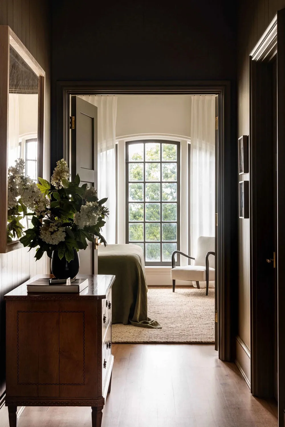 М’який сучасний інтер’єр із колекцією мистецьких виробів у Алабамі - Gallery image 16