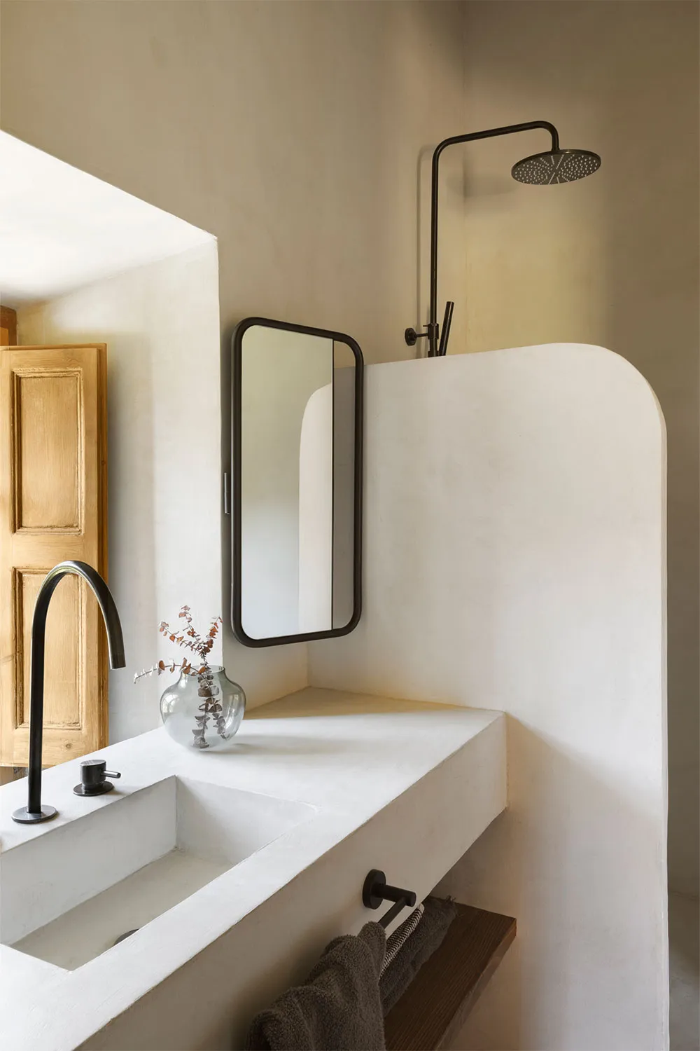 Interiores soleados y estilo atemporal: casa de verano en la costa de España - Gallery image 23