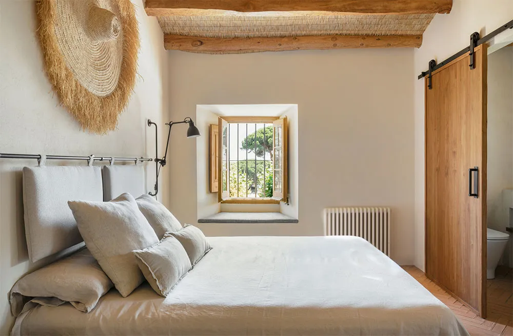 Interiores soleados y estilo atemporal: casa de verano en la costa de España - Gallery image 22