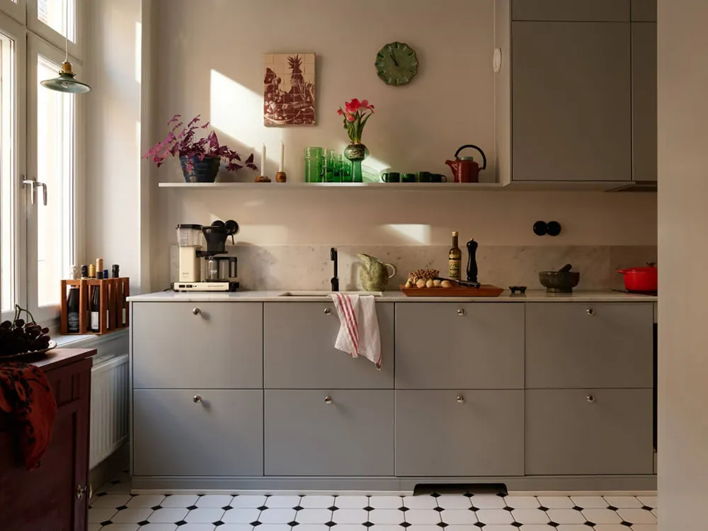 Естественный свет и яркие детали в интерьере небольшой скандинавской квартиры (58 кв. м) - Gallery image 8