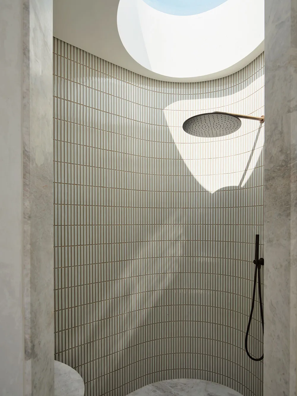 Conception moderne chaleureuse et élégante, baignant dans les rayons du soleil - Gallery image 20