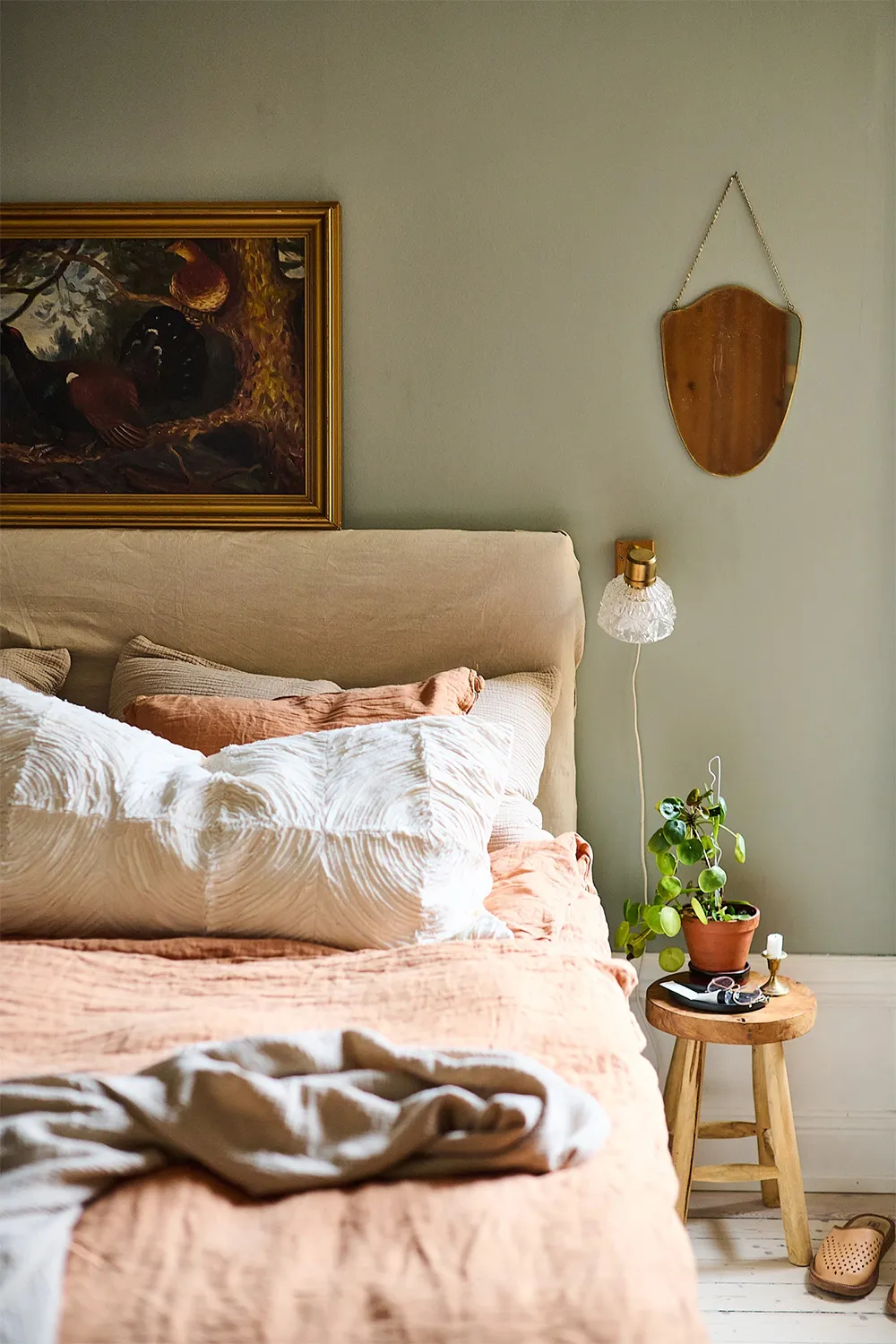 Просторна шведська квартира з синім диваном і винтажними деталями - Gallery image 17