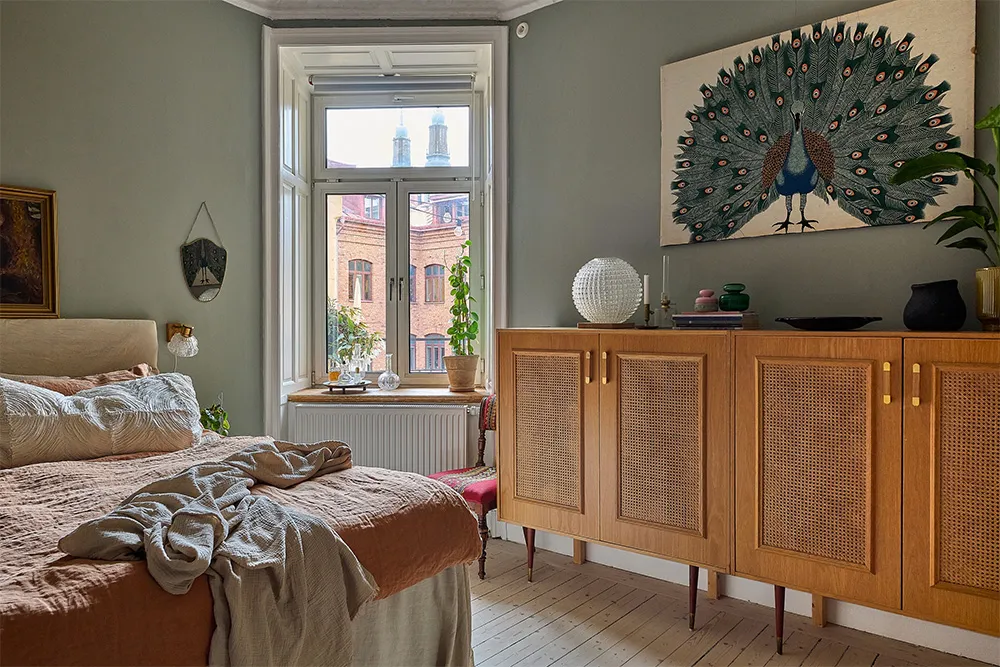 Просторна шведська квартира з синім диваном і винтажними деталями - Gallery image 16