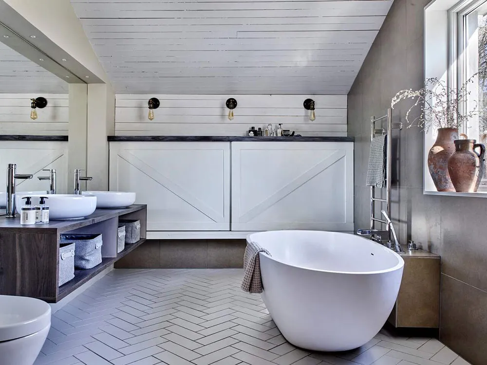 Утільні сучасні інтер'єри вілли 40-х років з видом на ставок у Швеції - Gallery image 11