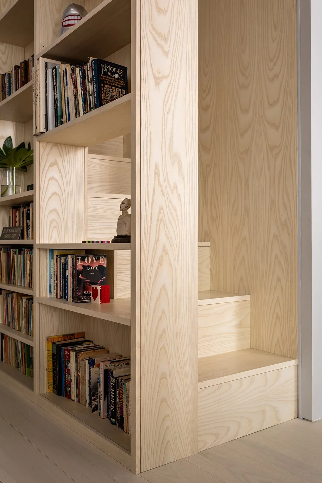 Светлый лофт с красочными постерами на Бродвее - Gallery image 9