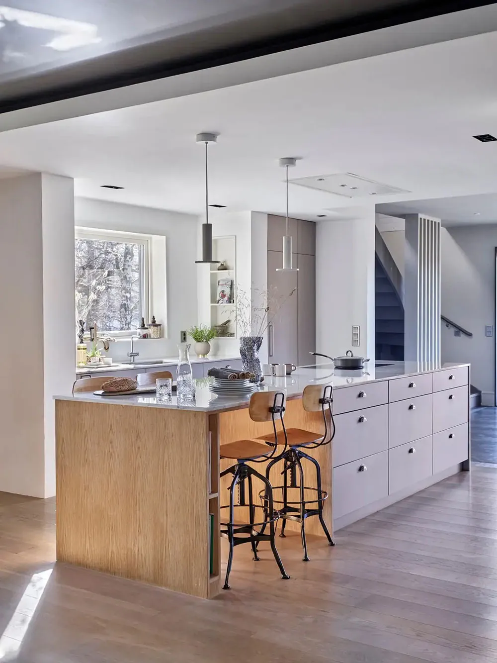 Утільні сучасні інтер'єри вілли 40-х років з видом на ставок у Швеції - Gallery image 4