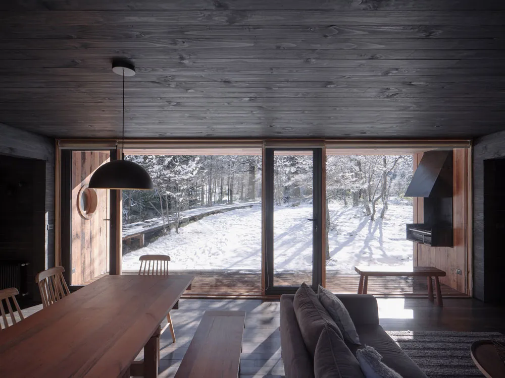 Modernes Shalé mitten im verschneiten Wald in Chile - Gallery image 7