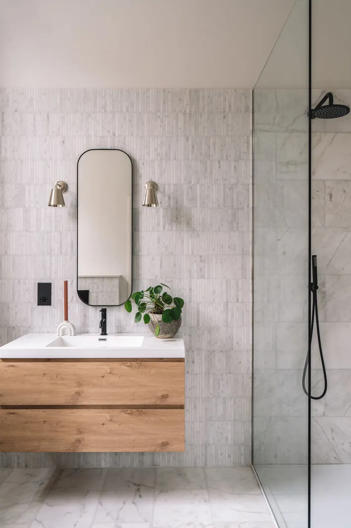 Earthy tones and minimalist design: apartment in a former school in England - Gallery image 19