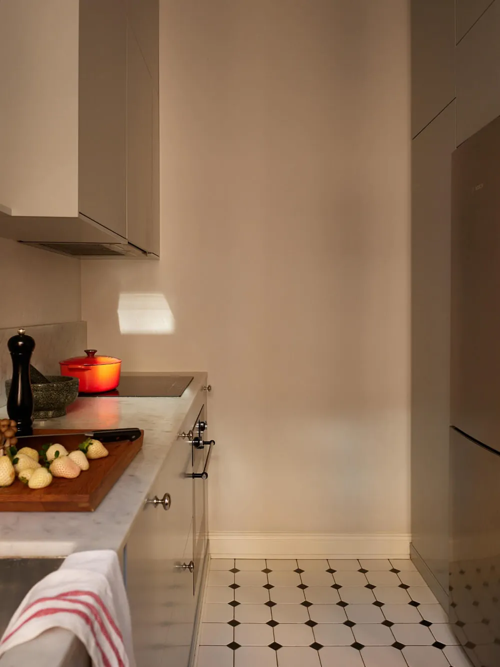 Естественный свет и яркие детали в интерьере небольшой скандинавской квартиры (58 кв. м) - Gallery image 11