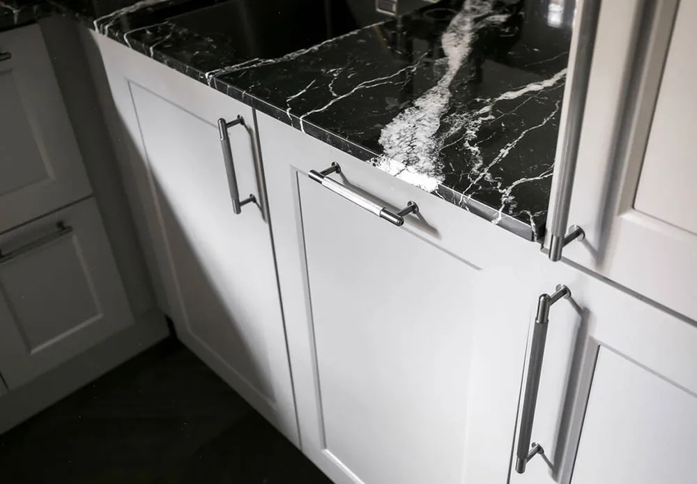 Style moderne d'intérieur gris pour une petite appartement de 39 m² avec salon passant - Gallery image 13