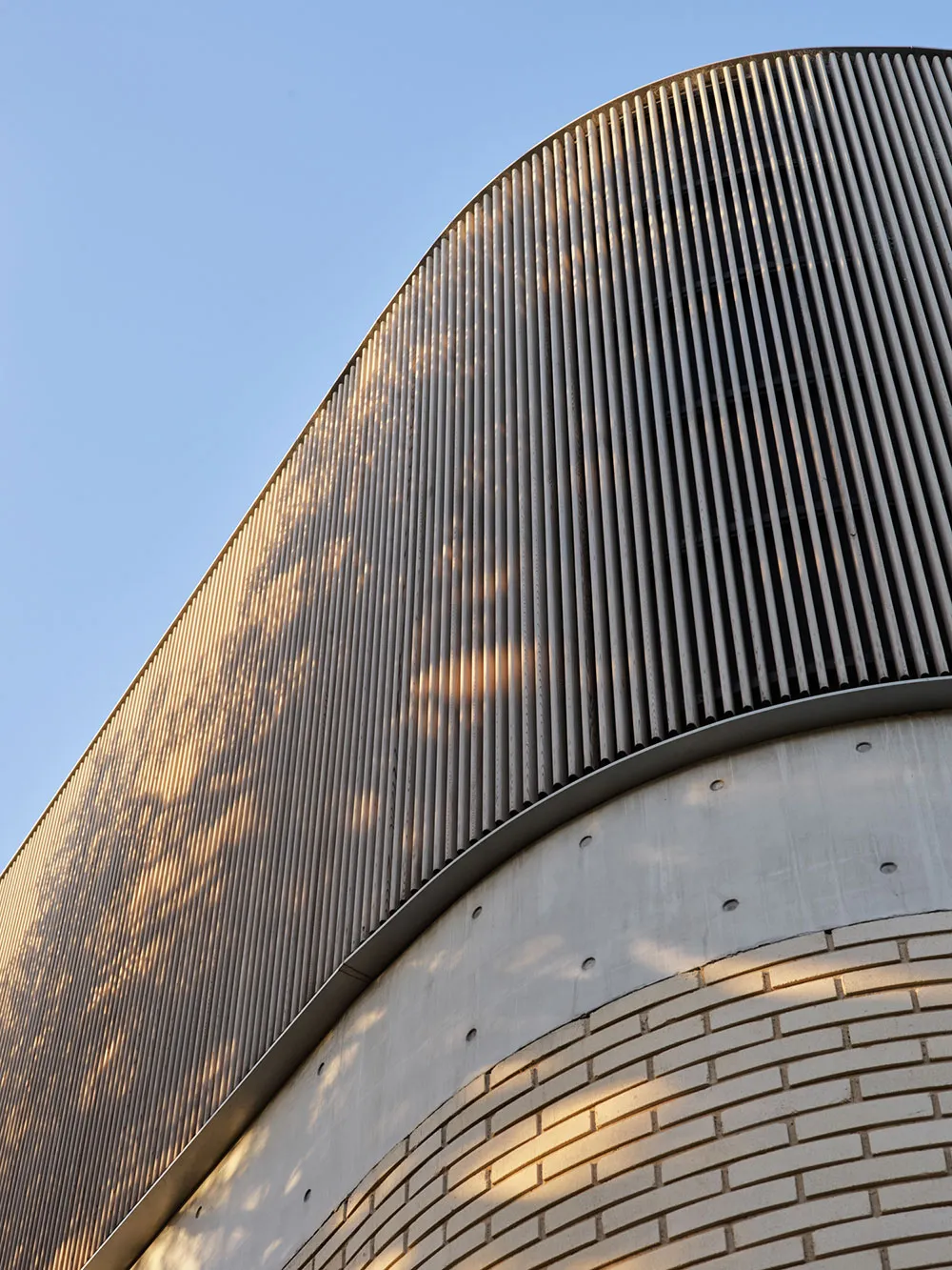 Conception moderne chaleureuse et élégante, baignant dans les rayons du soleil - Gallery image 23