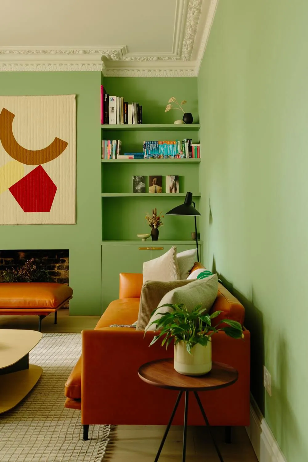 Grüne Wohnzimmer und Pfirsichfarbene Schlafzimmer: schöne Farben im Design eines Hauses in London - 2