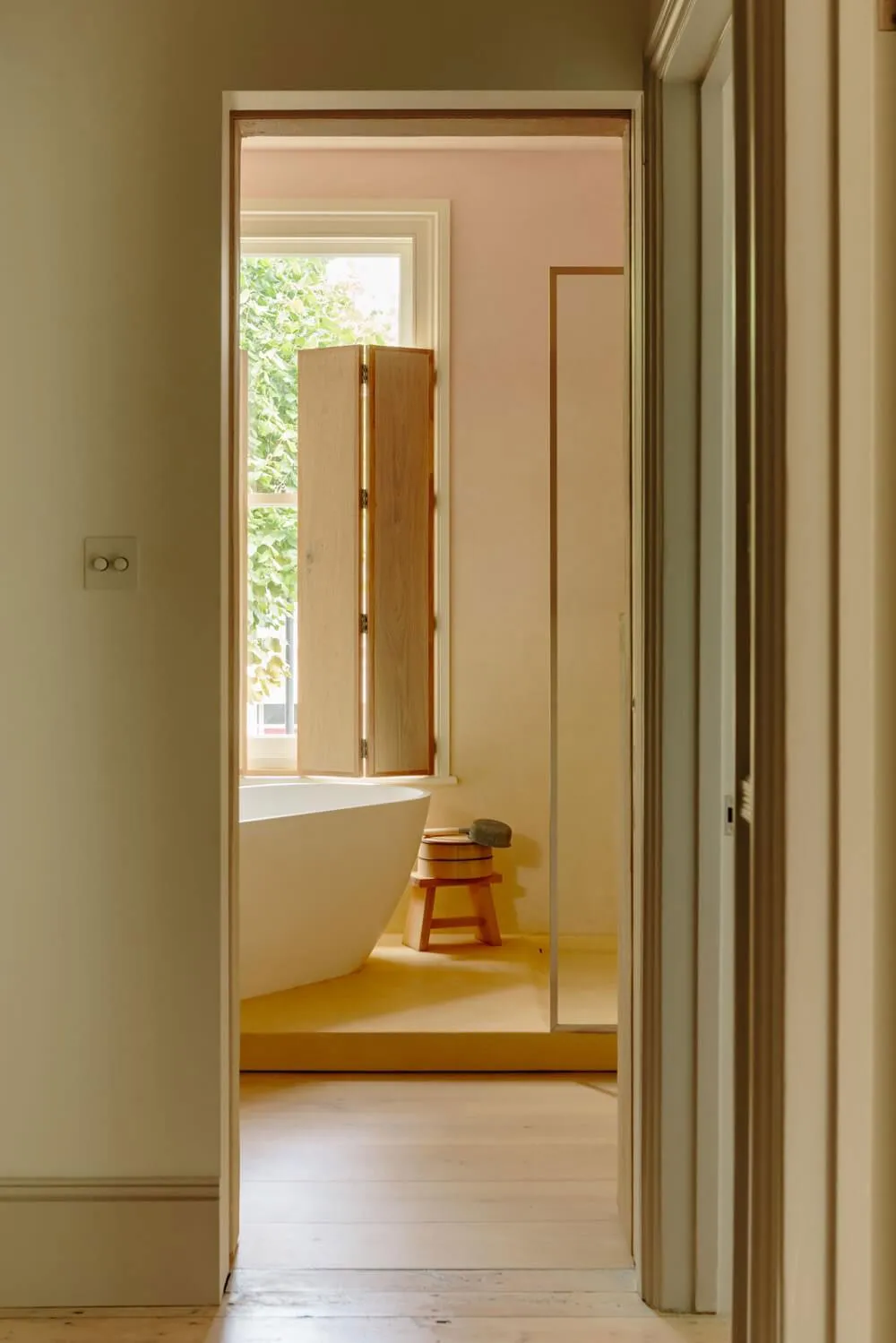 Grüne Wohnzimmer und Pfirsichfarbene Schlafzimmer: schöne Farben im Design eines Hauses in London - 16