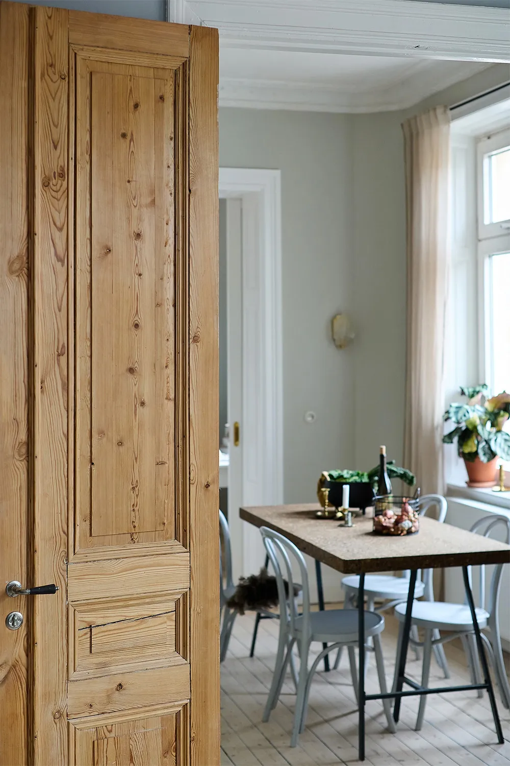 Просторна шведська квартира з синім диваном і винтажними деталями - Gallery image 4