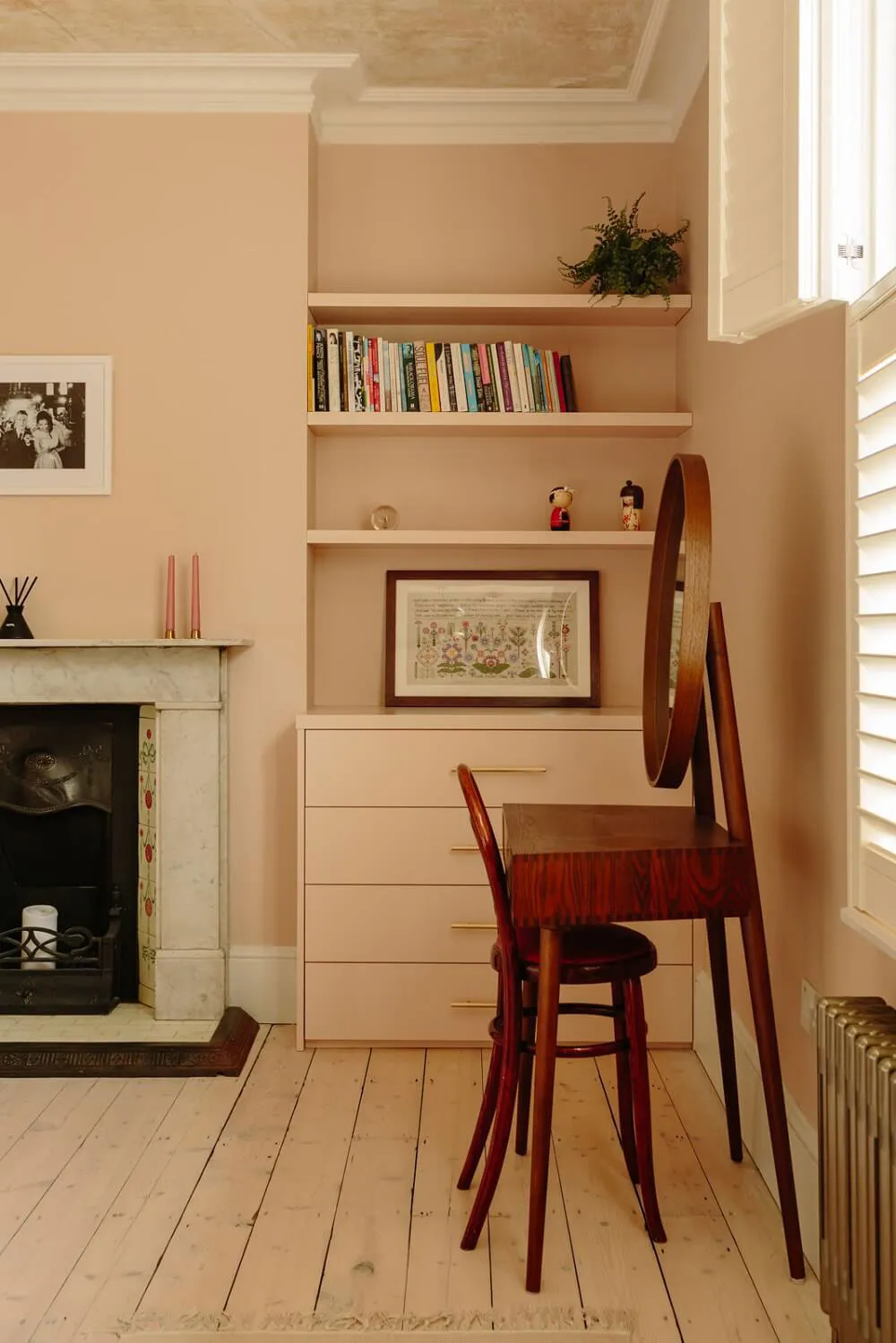 Grüne Wohnzimmer und Pfirsichfarbene Schlafzimmer: schöne Farben im Design eines Hauses in London - 12