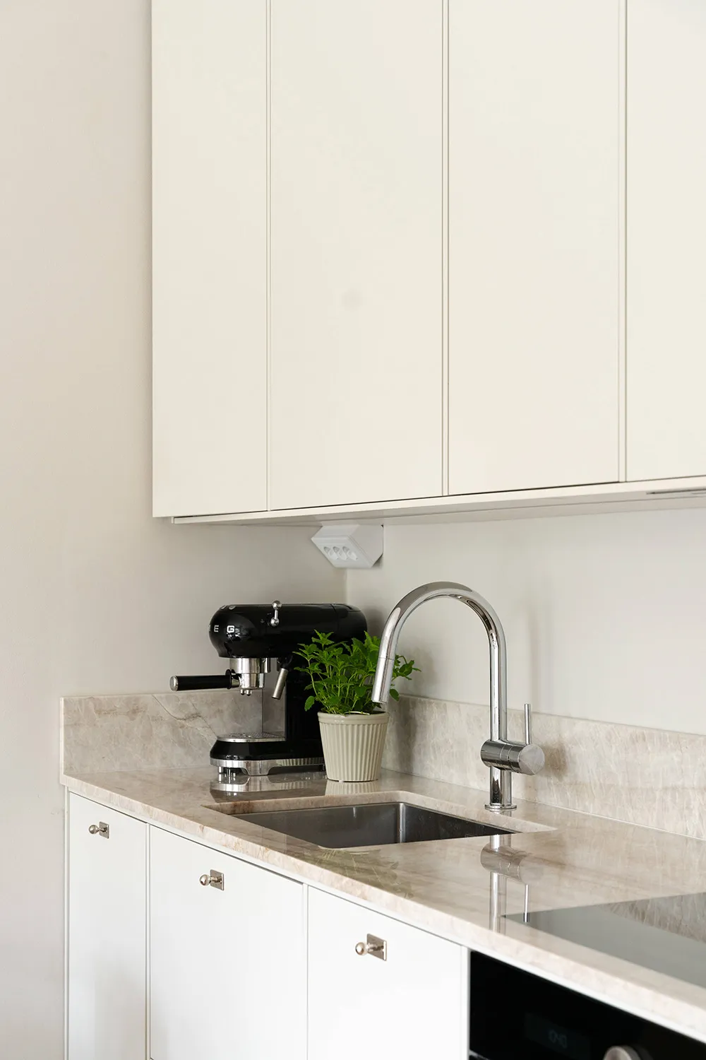 Bright and Elegant Scandinavian Interior in Stockholm (55 sqm) - Gallery image 11