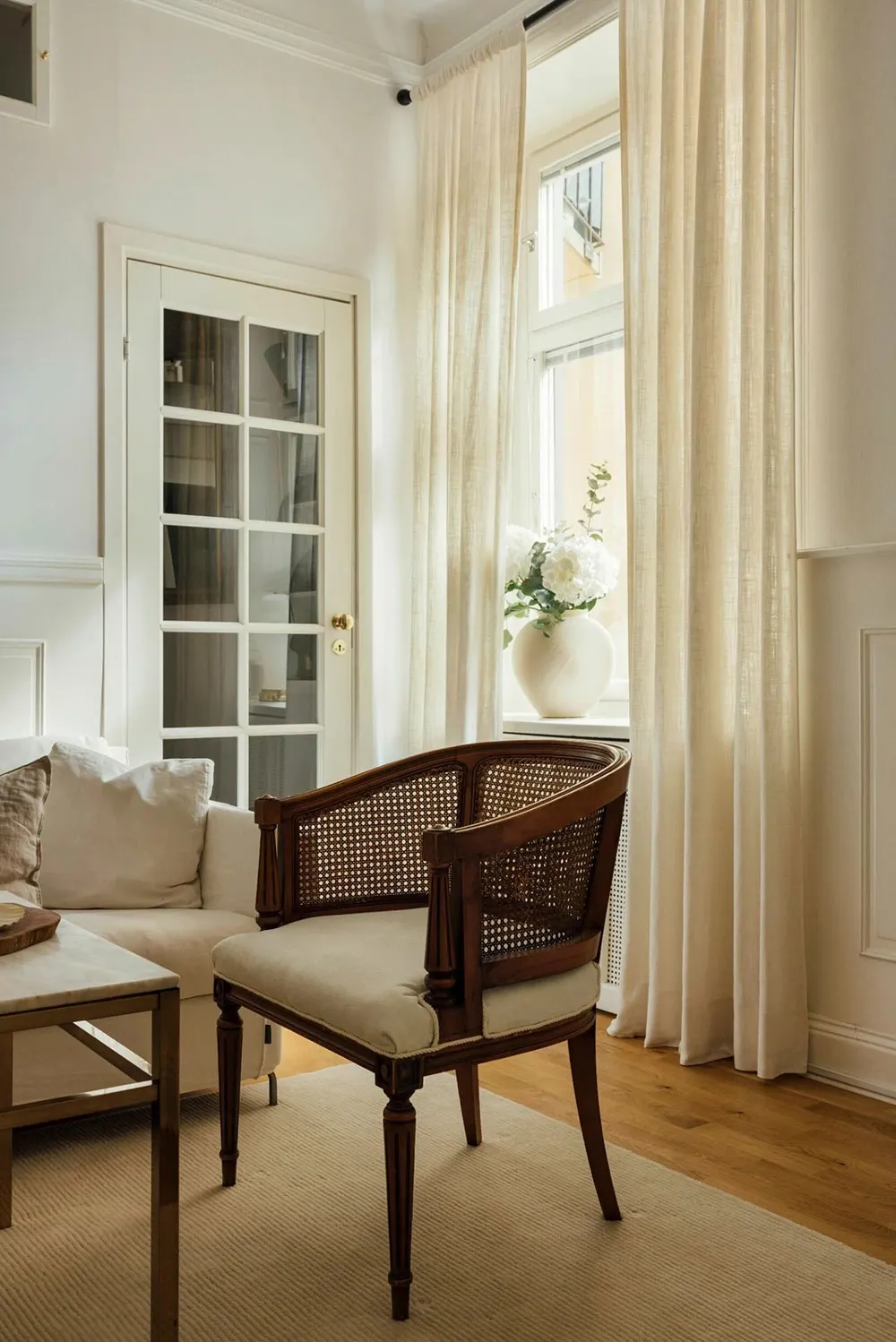 Peaceful and cozy interior of Elle magazine editor in Stockholm - Gallery image 4